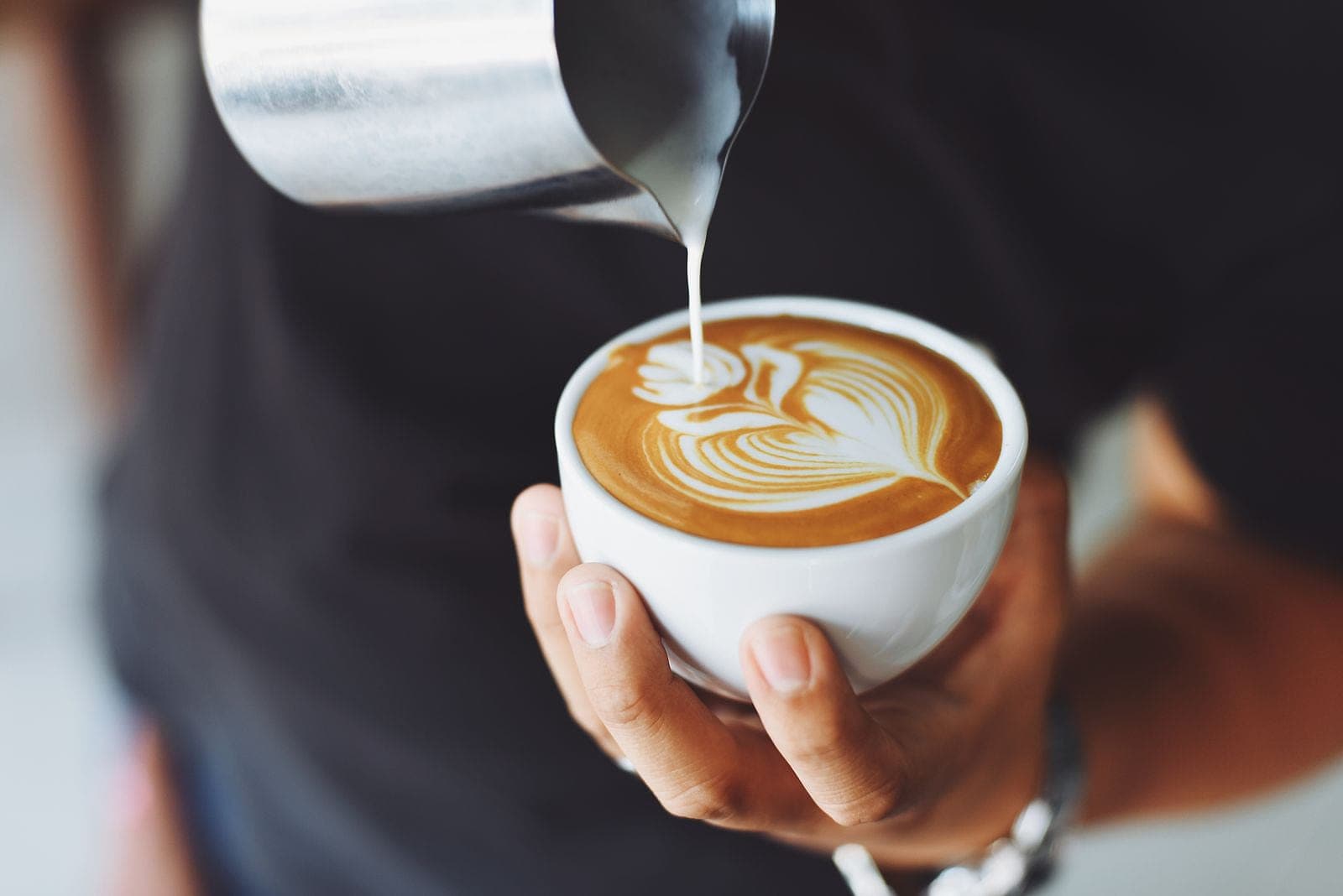 Frisch zubereiteter Kaffee mit Milchschaum