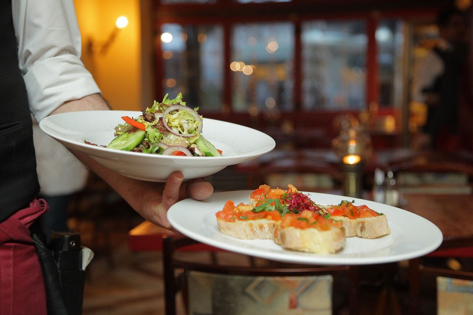 Serviertes Gericht in einem Restaurant